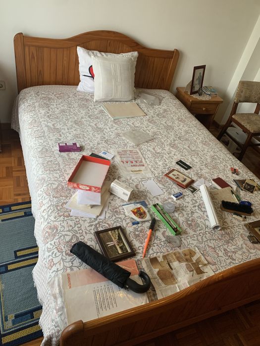 Cama casal com mesa de cabeceira