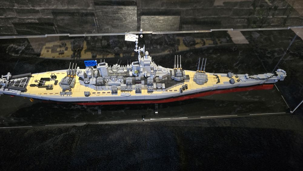Klocki typu LEGO (Złożone) - USS Missouri w gablocie!