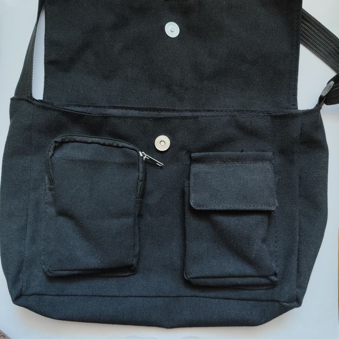 Чорна сумка вміщає А4