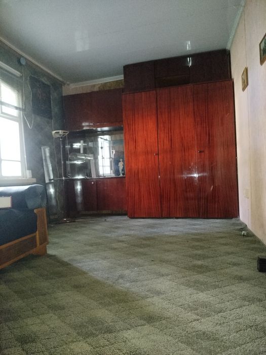 Частина будинку та недобудова в одному дворі