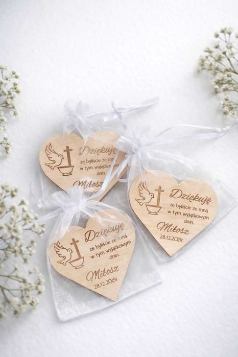 Magnes drewniany w woreczku podziękowanie dla gości Chrzest Święty 8cm