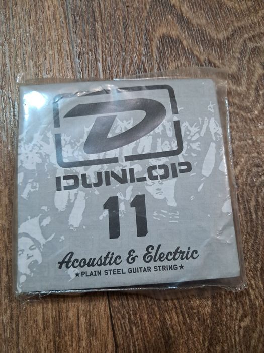 Чохол для електрогітара, струни, ремінь, шнур.