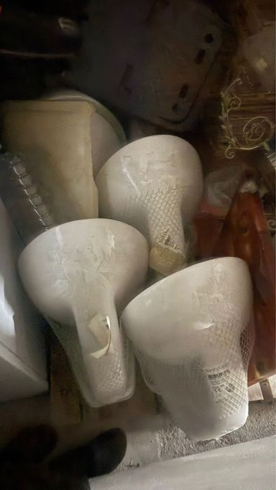 Vasos sanitarios e lavatório suspensos novos
