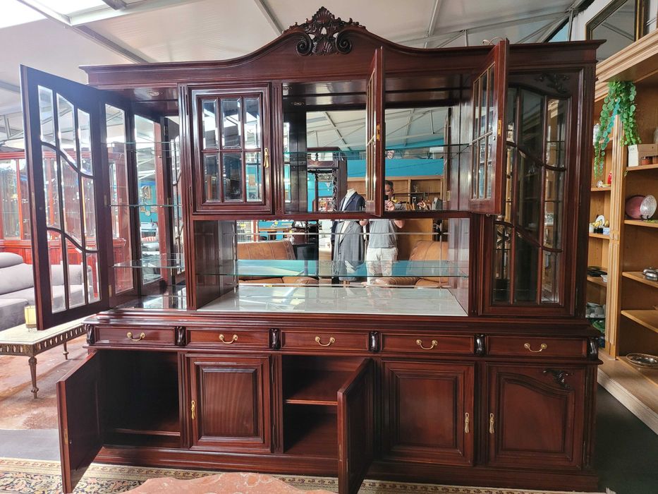 Grande móvel em madeira com fundo em espelho e banc