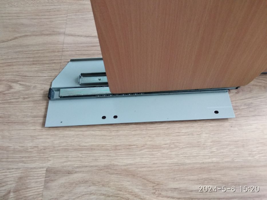 Висувна полиця для клавіатури та мишки комп'ютера.