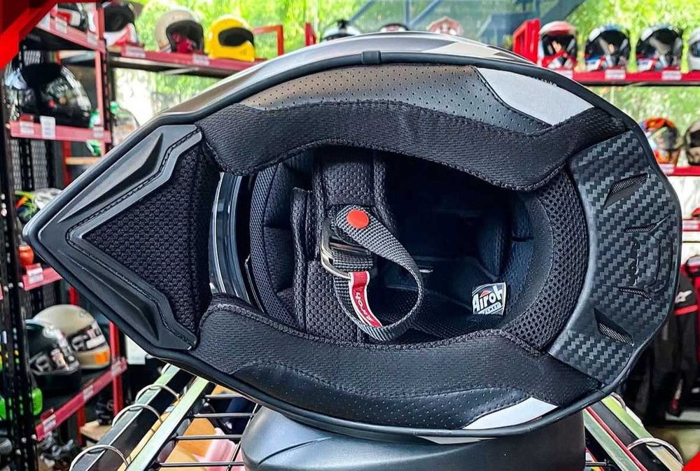 Capacete NOVO Airoh Commander Preto Mate (42% DESCONTO) Em S e M