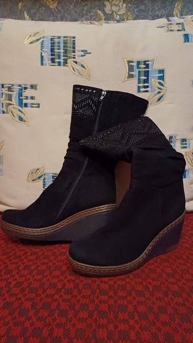 Сапоги женские замшевые.