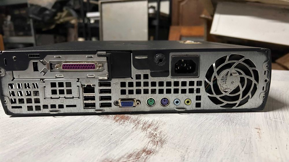 Vários Computadores Fixos para Peças ou Reparação