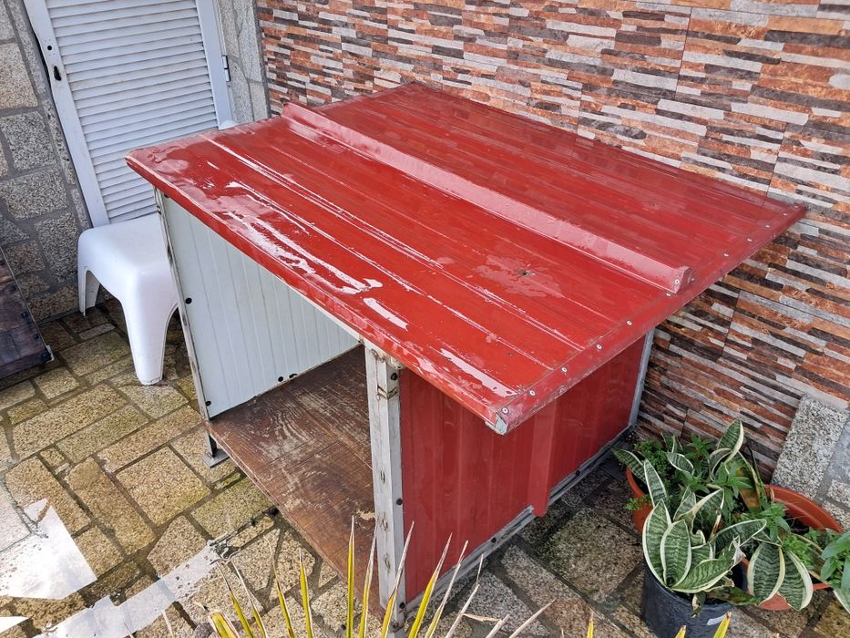 Casota com avançado para cão