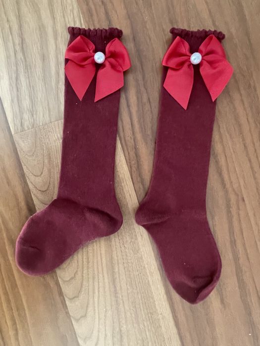 Meias altas Bordeaux com laço e pérola.