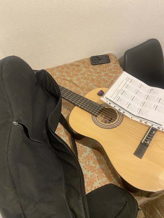 Guitara de naylon em muito bom estado.