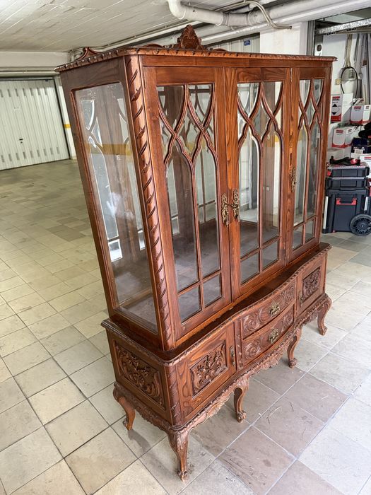 Cristaleira / Vitrine Antiga em Madeira Trabalhada com Prateleiras em Vidro