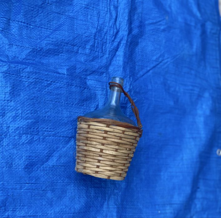 Garrafão com pega em vime
