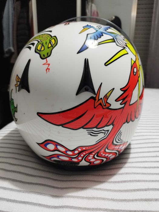 Casaco motard mulher em pele alpinestars, botas e capacete.