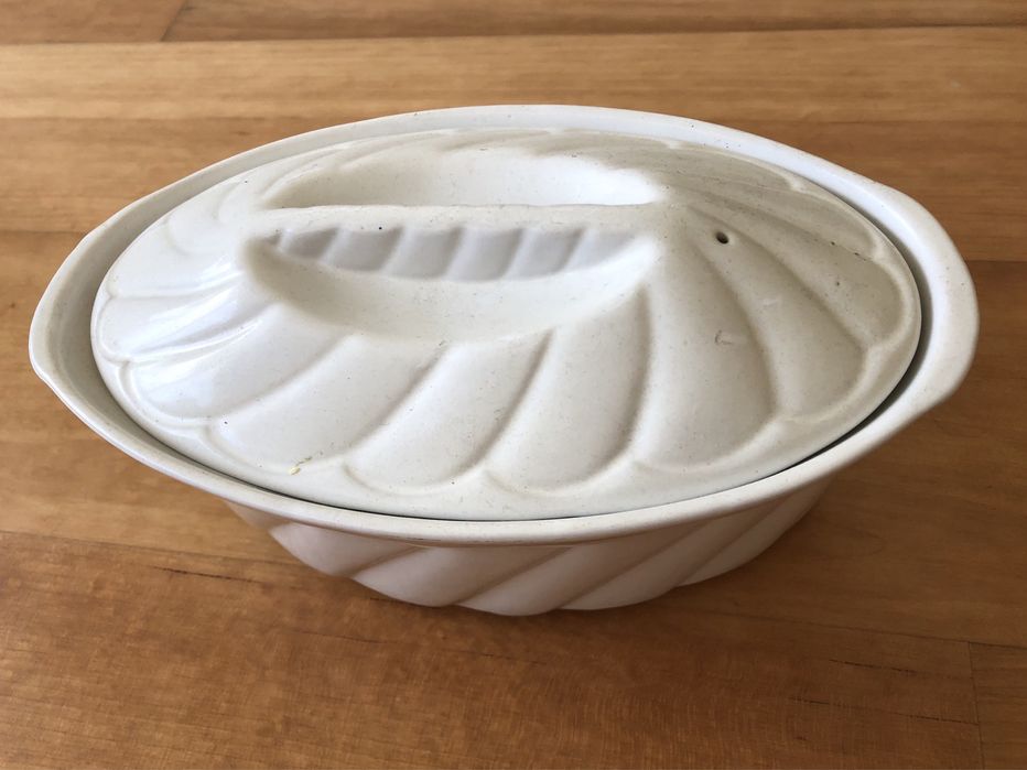 Small baking dish with lid426580396842035200