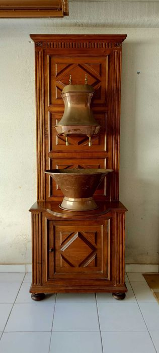Antigo lavatório em madeira e cobre