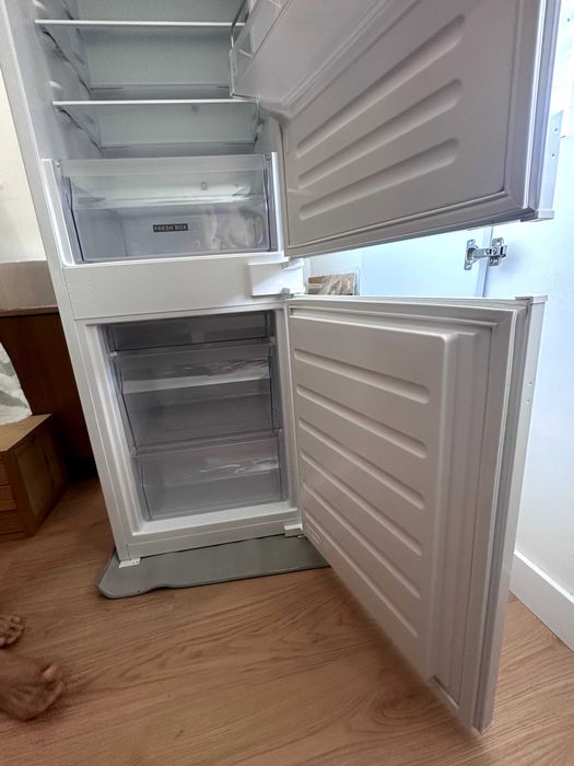 Frigorífico encastrável Whirlpool ART 66011 273L, como novo