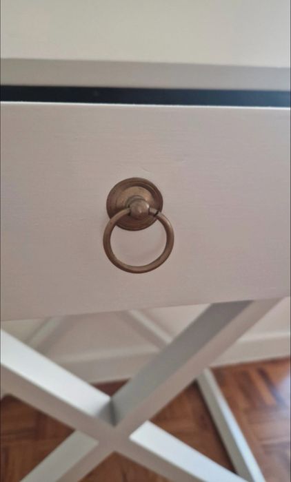 Mesinha/mesa de cabeceira em madeira maciça