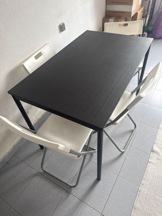 Vendo mesa e 4 cadeiras