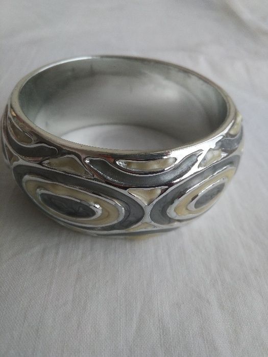 Pulseira cinzenta e branca, como nova