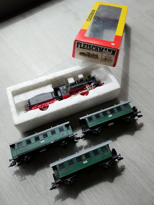 Locomotiva Fleischmann 4124 53 7752 DR DRG + 3 carruagens H0 1:87