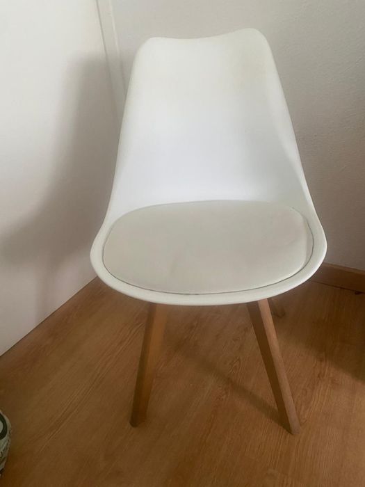 Cadeira moderna branca com pes em madeira