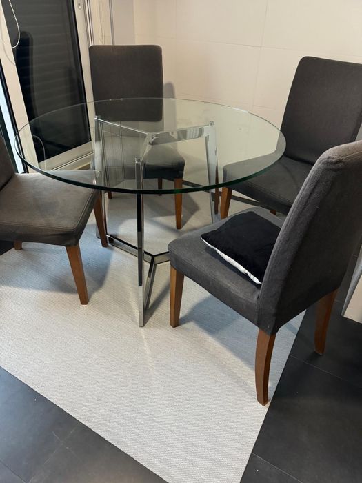 Mesa redonda com tampo em vidro