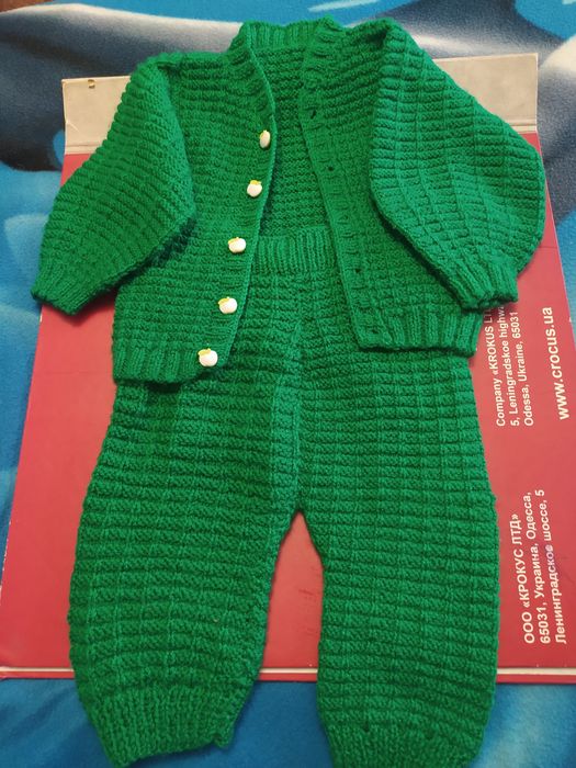 Дитячий вязаний костюм ручної роботи для хлопчика і дівчинки