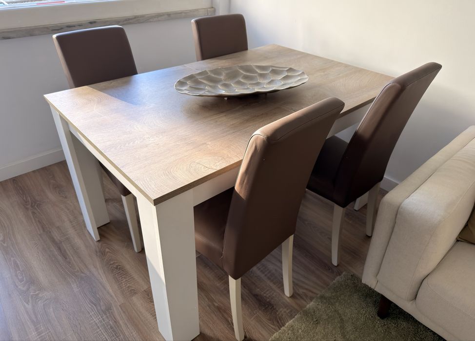 Mesa de Jantar Extensível + 4 Cadeiras