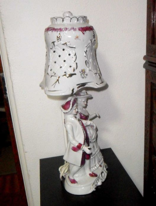 Candeeiro todo em porcelana