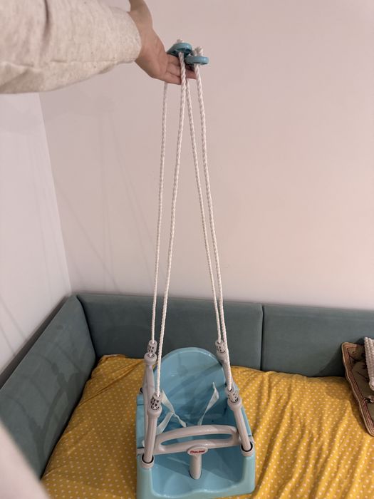 Дитяча качеля у двір.