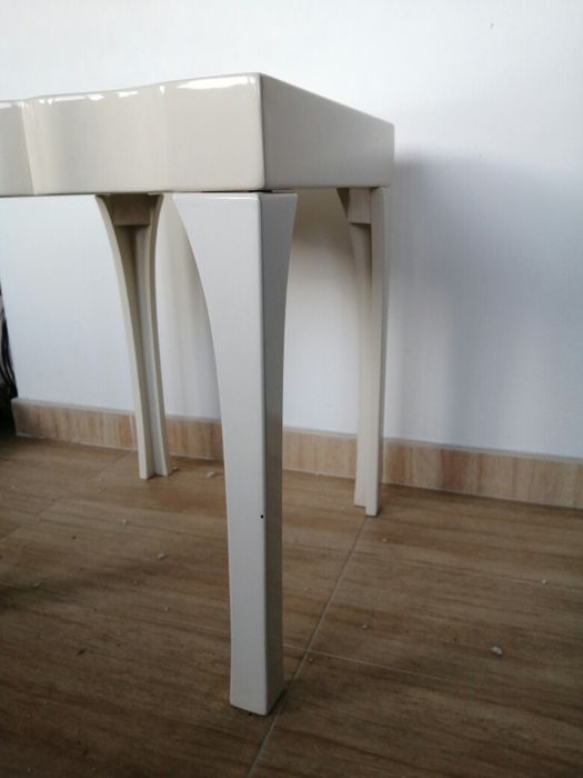 Pequena mesa de apoio alto brilho