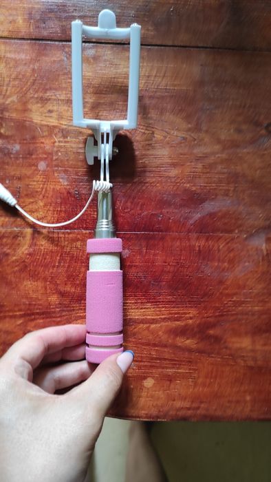 Селфі палка рожевого кольору.