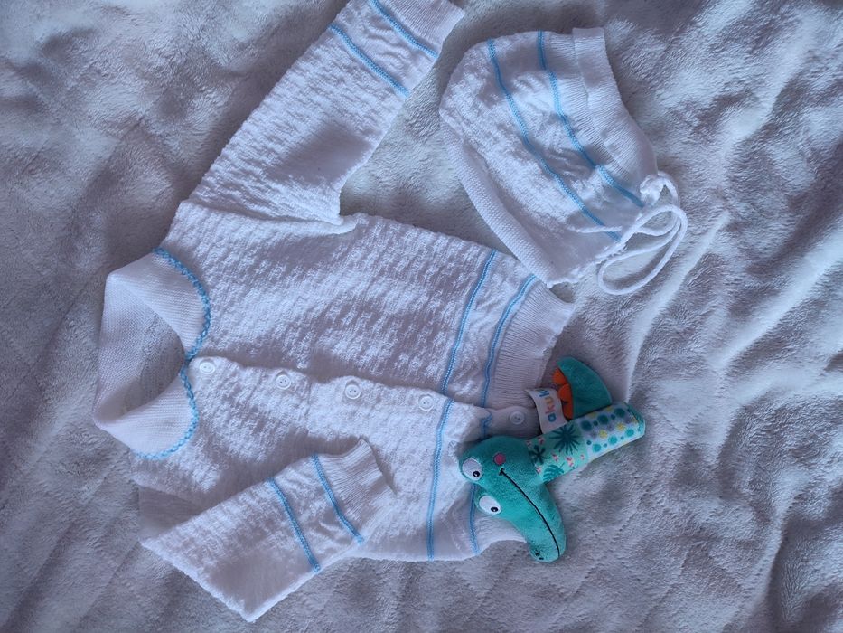 Śliczny komplecik niemowlęcy - sweterek + czapeczka