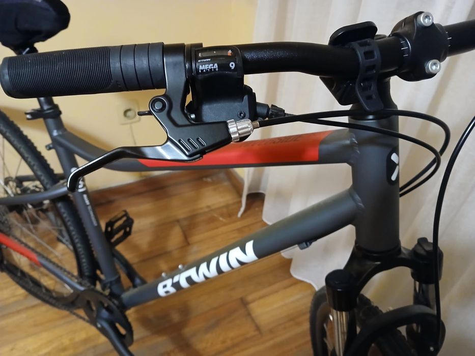 Bicicleta BTwin com capacete