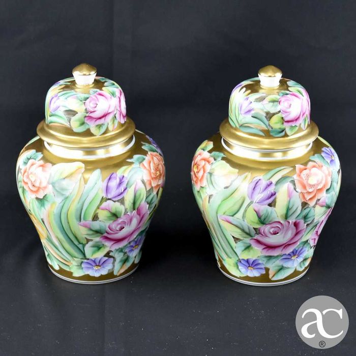 Par de potes com tampa em porcelana Vidal Arte, pintado a ouro e à mão