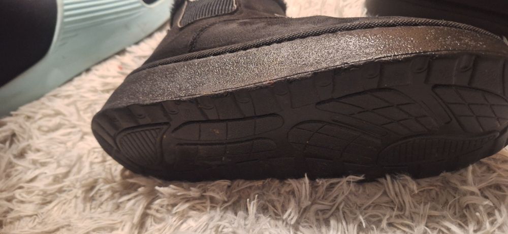 Уги дуже теплі розмір 43  вони маломірка  підходять на 41