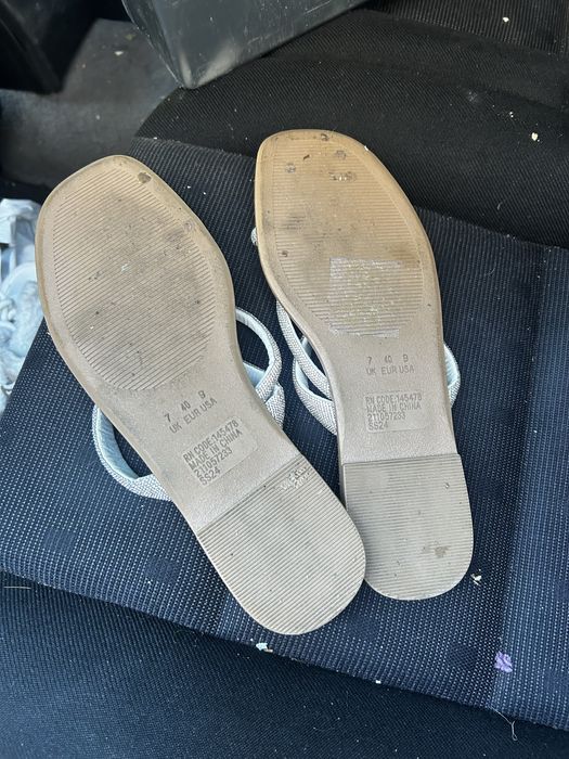 Klapki ze zdobieniem