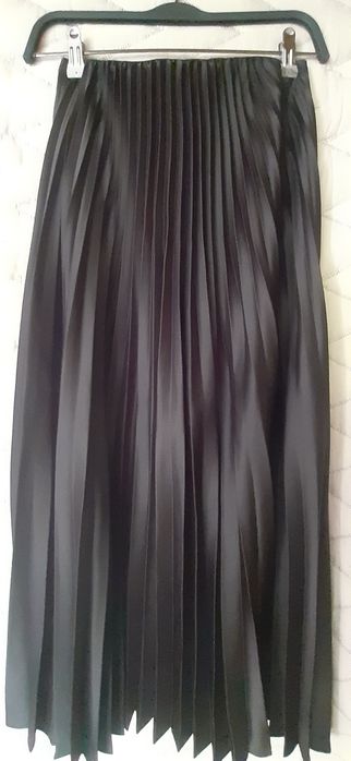 Plisowana spódnica z satynowej tkaniny