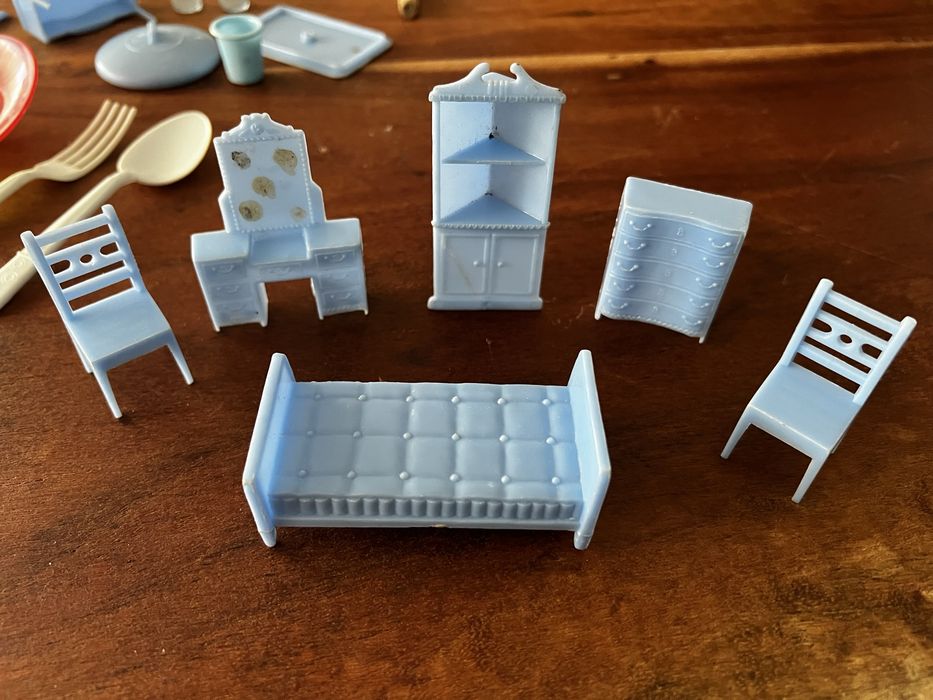 Brinquedos - moveis e loiças de plastico