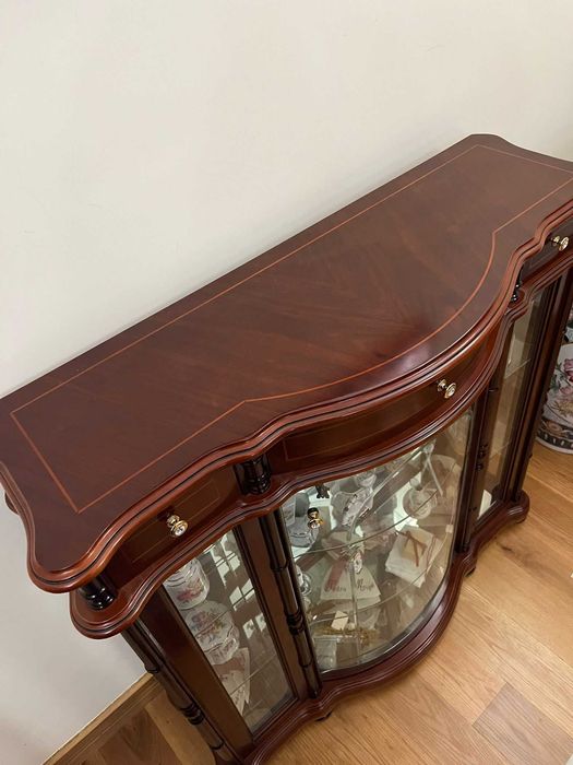 Móvel decorativo com portas em vidro