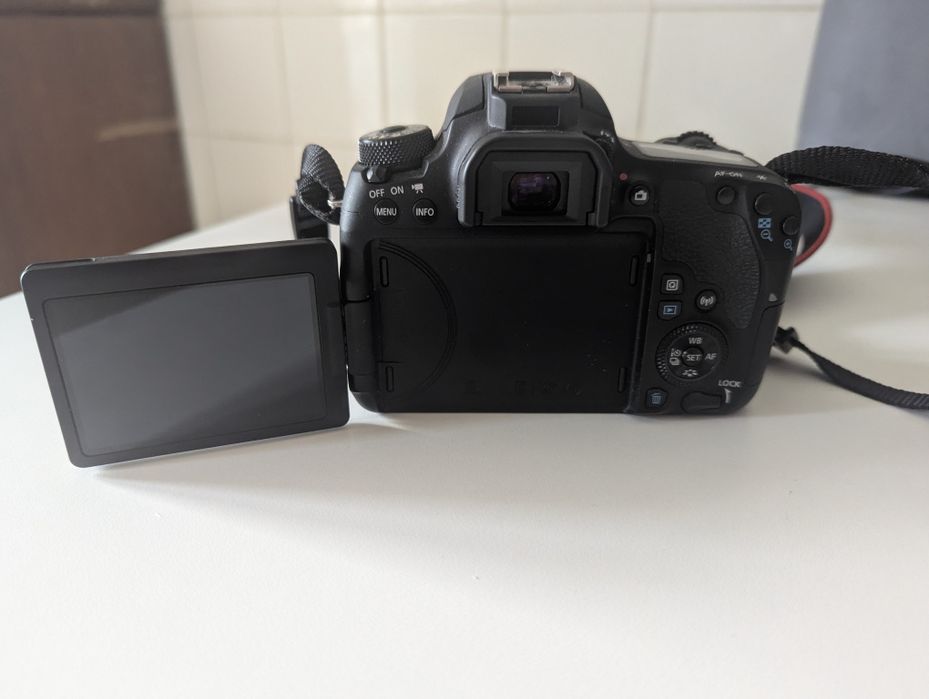 Câmera Fotográfica Conjunto Canon EOS 77D com 3 objetivas COMO NOVA