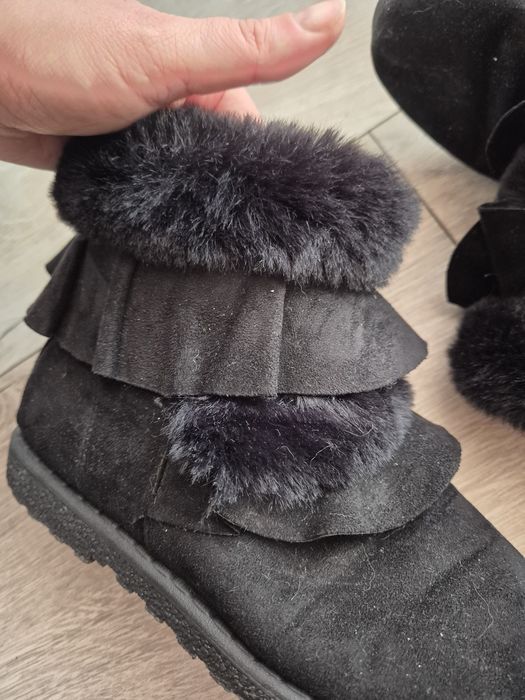 Czarne buty zamszowe z falbankami,39.5