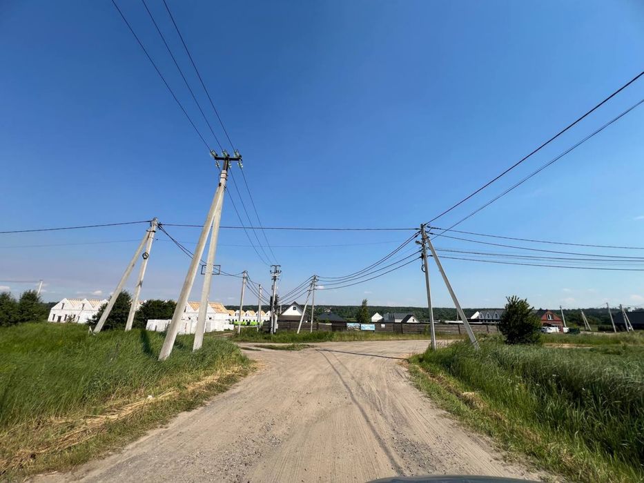 Ділянка з світлом, асфальтована  дорога, поруч озеро!