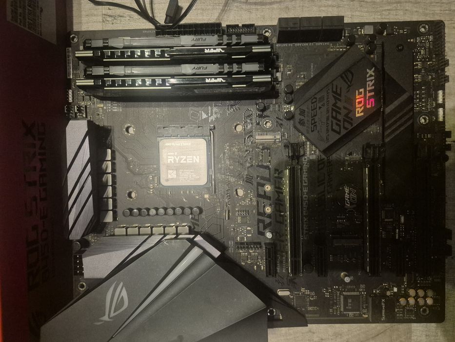 Podzespoły komputerowe - procesor, płyta główna, RAM, chłodzenie wodne