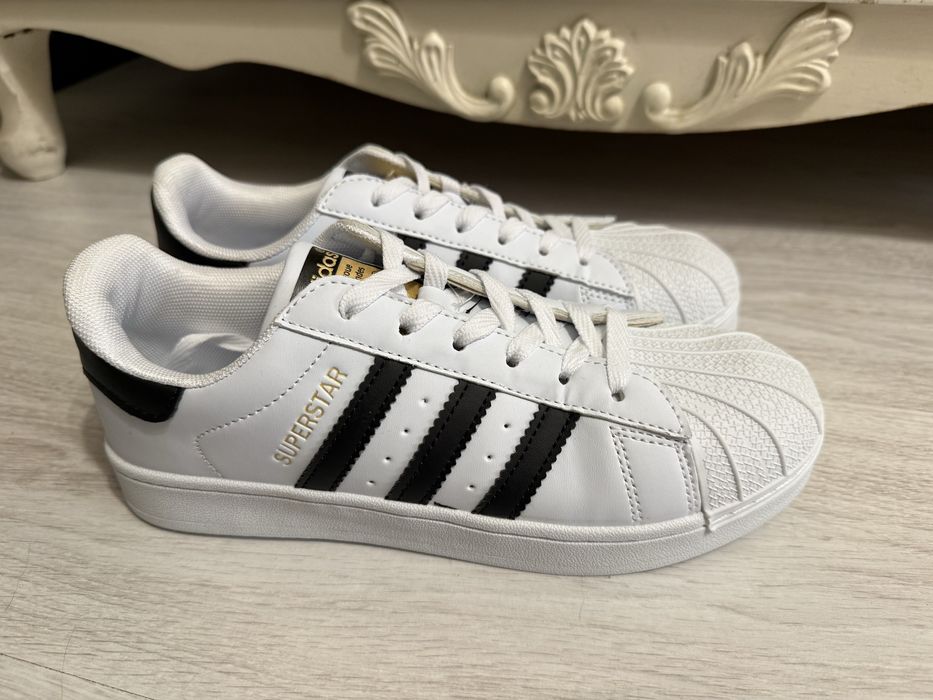 Продам кроссовки Adidas Superstar