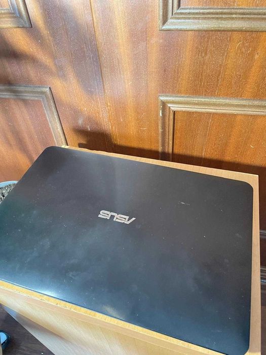 Computador Asus "X555L" a funcionar