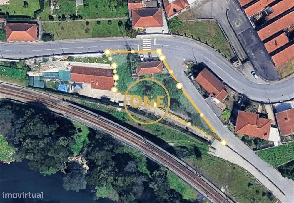 Moradia em Ruínas em Bairro