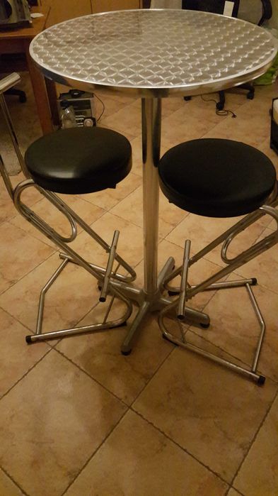 Mesa e cadeiras metalicas