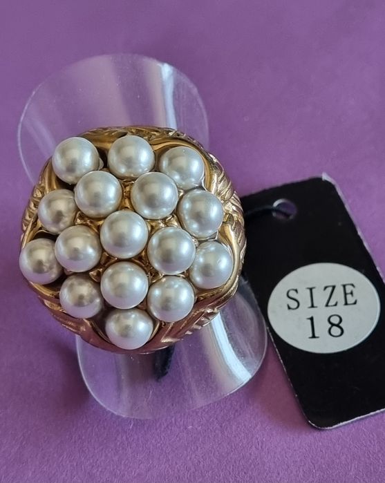 Anel dourado, em aço, cheio de pérolas em cima. T18